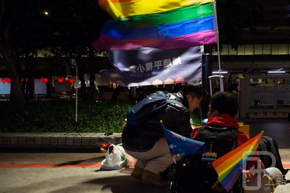 由各地不同成員自願組成的「婚姻平權小蜜蜂」，利用返鄉過節人潮在台北車站發傳單，宣傳婚姻平權的想法，讓民眾看見他們的心聲。（攝影：李昆翰）