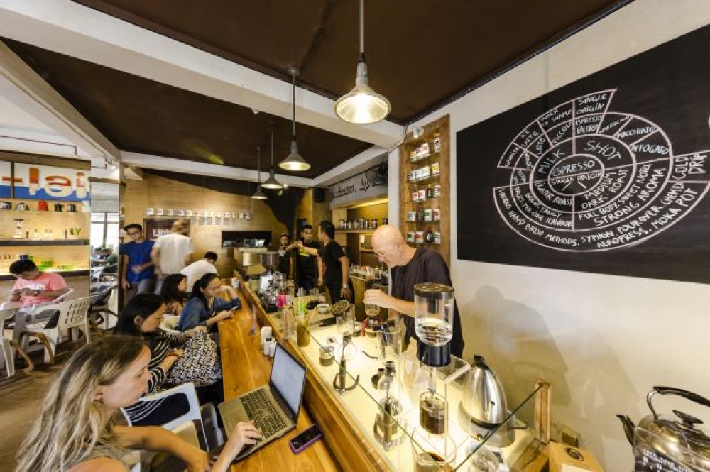 Jill與Rodney 2010年婚後移居峇里島開咖啡館「Seniman Coffee Studio」有成，2016年被英國咖啡媒體《Perfect Daily Grind》點名「印尼必訪6家咖啡館」之一。（Jill提供）