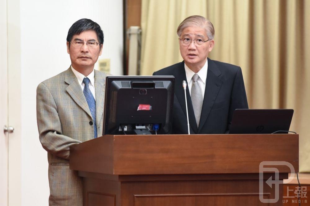 準科技部長陳良基(左）即將上任，如何處理論文造假案，為眾人矚目的焦點。圖為2016年11月當時立法院教育及文化委員會審查教育部預算案照片。（攝影：葉信菉）