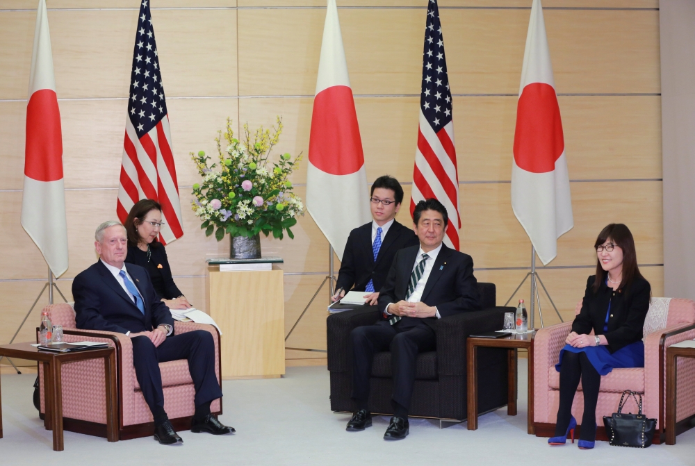 美國國防部部長馬蒂斯（左）3日會見日本首相安倍晉三（中）和防衛大臣稻田朋美（右）。（湯森路透）