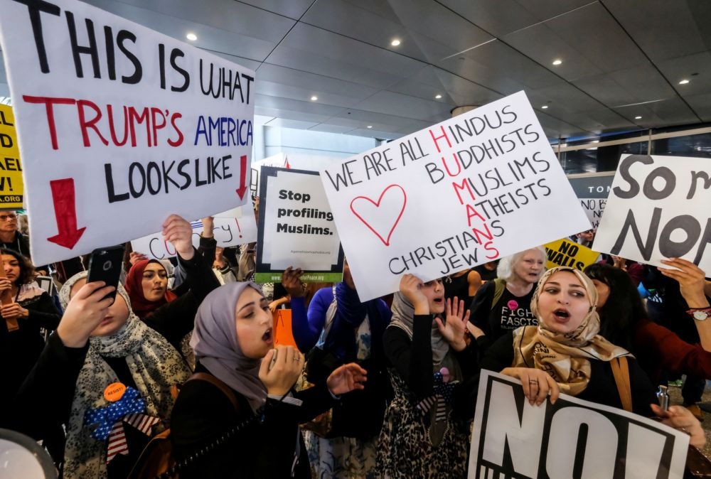 民眾集結在洛杉磯機場抗議川普的移民禁令。（湯森路透）