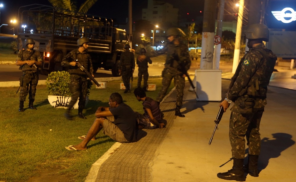 巴西軍方7日逮捕兩名疑似搶劫的嫌犯。（湯森路透）