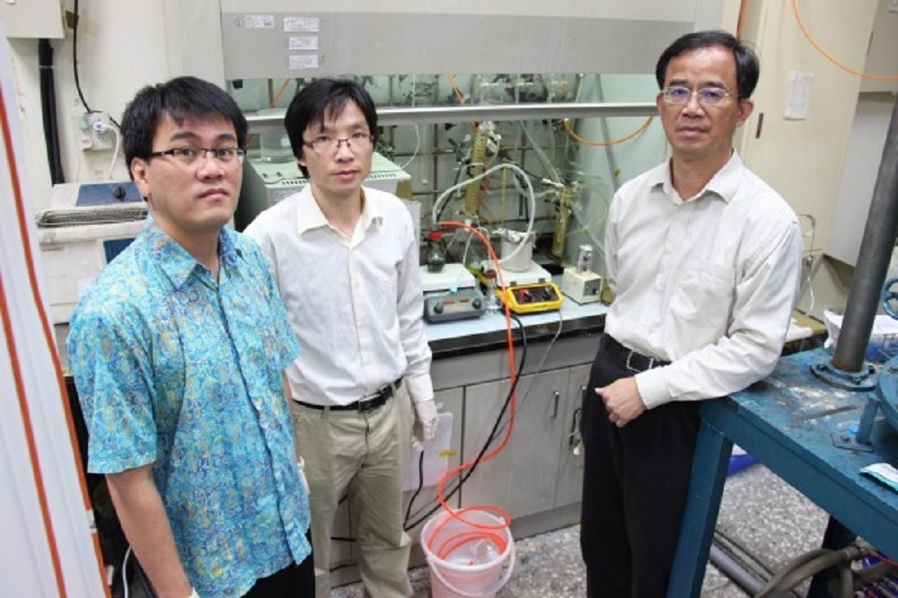 台科大材料系教授郭東昊（右）率領研究團隊，發現溶解在水中的二氧化碳，可在室溫下轉化成甲醇，此研究不論是減少二氧化碳排放量，或是對於尋求替代能源都是創新的發現。（翻攝自台科大官網）
