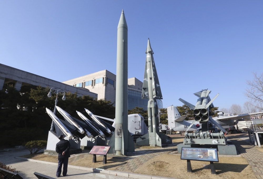 位於首爾博物館的北韓飛毛腿飛彈模型（中左）。（美聯社）