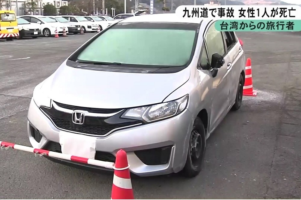 台灣旅客於熊本縣自駕發生車禍，造成1死3傷，目前車輛被移走正等候調查。（翻攝自熊本電視台）