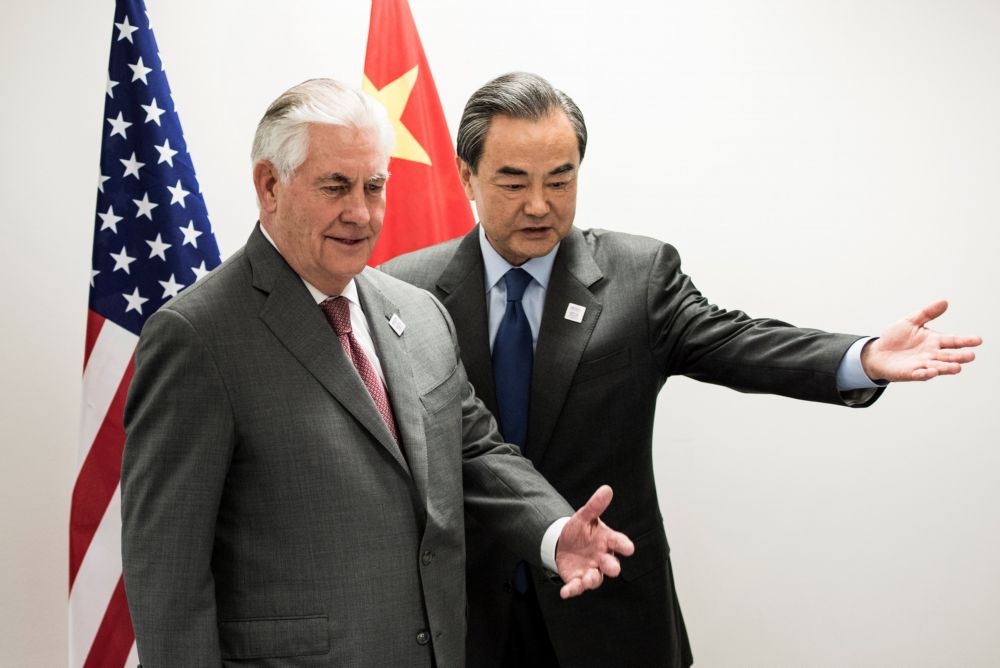 中國外長王毅（左）17日邀請美國國務卿提勒森就座。（湯森路透）