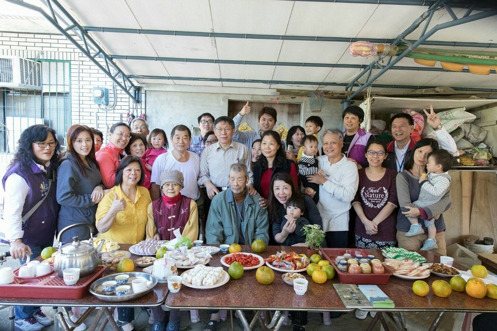 去年11月間，柯文哲的走讀行程到了南港，還和當地92歲高齡茶農及自各地返家的子孫，一起拍了全家福。（北市府提供）