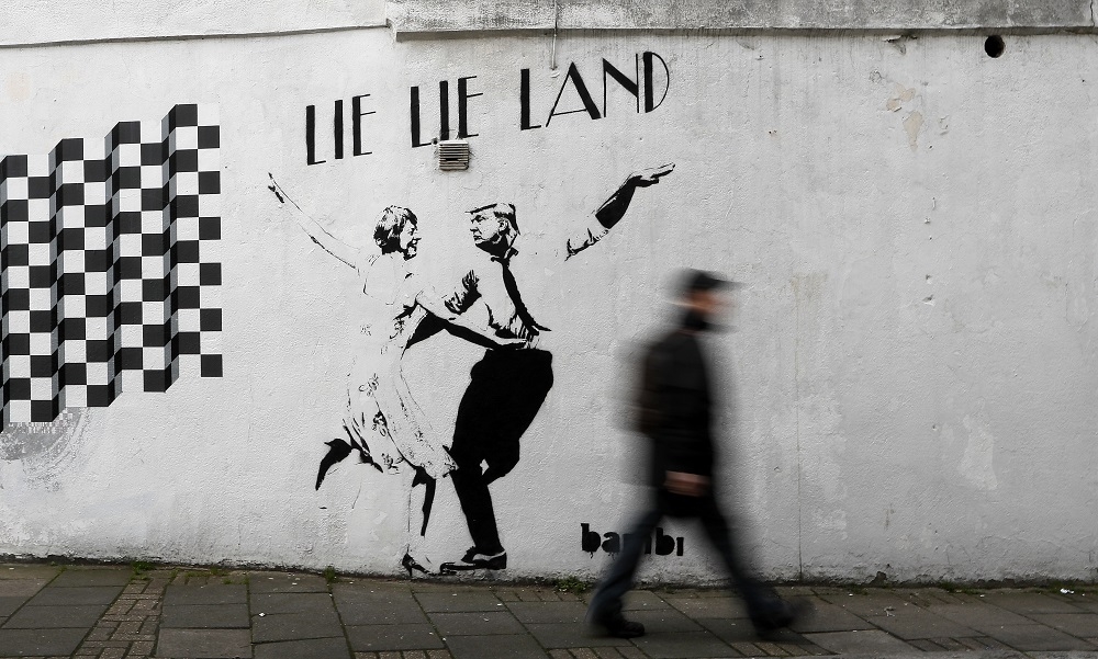 倫敦市內一幅塗鴉描繪美國總統川普與英國首相梅伊共舞。（美聯社）