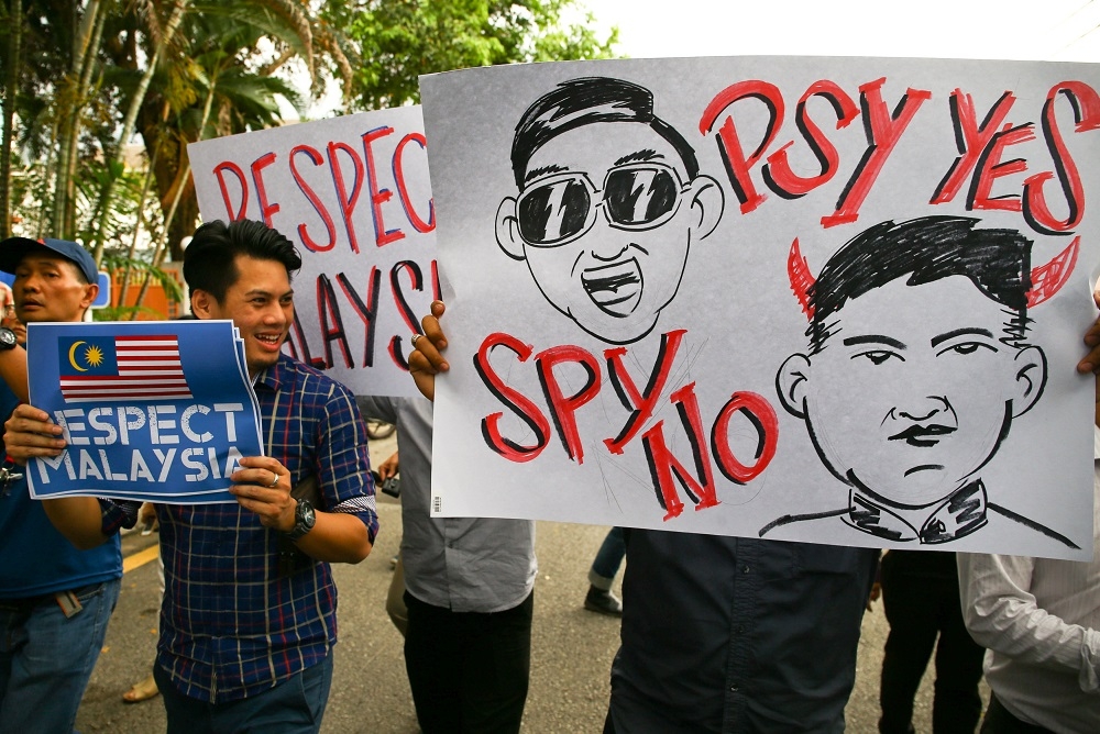 馬來西亞民眾在北韓駐馬國使館外抗議。（湯森路透）