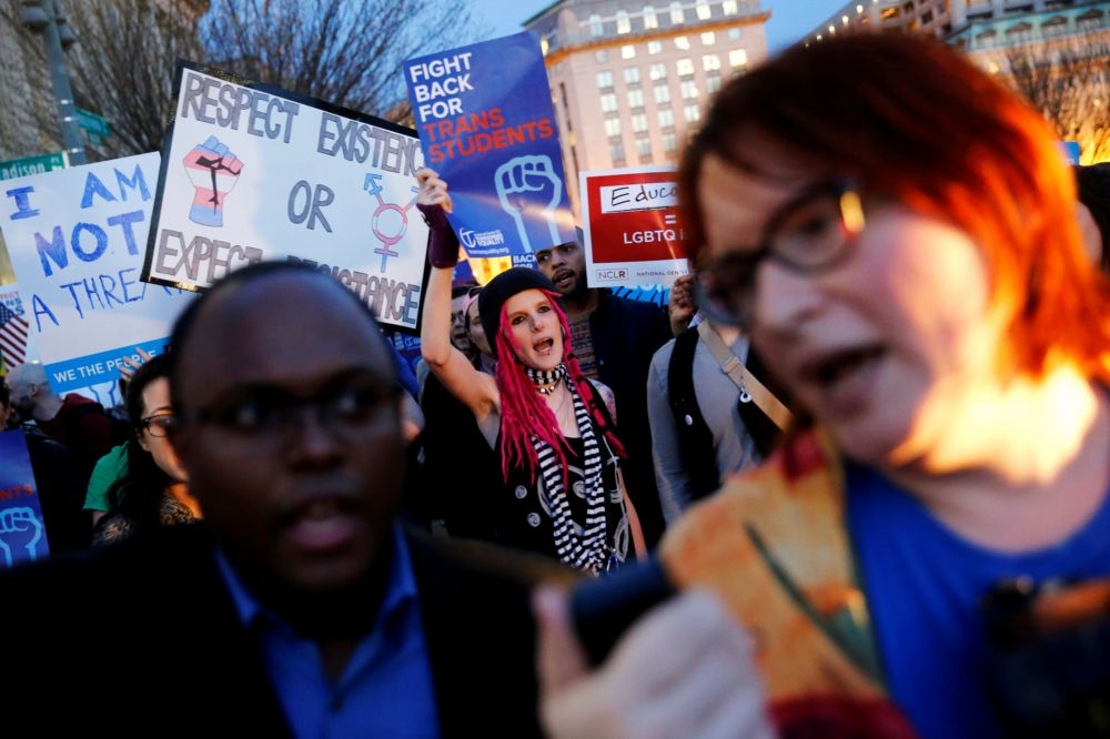 22日，捍衛跨性別學生權益大遊行在白宮前舉辦。（湯森路透）
