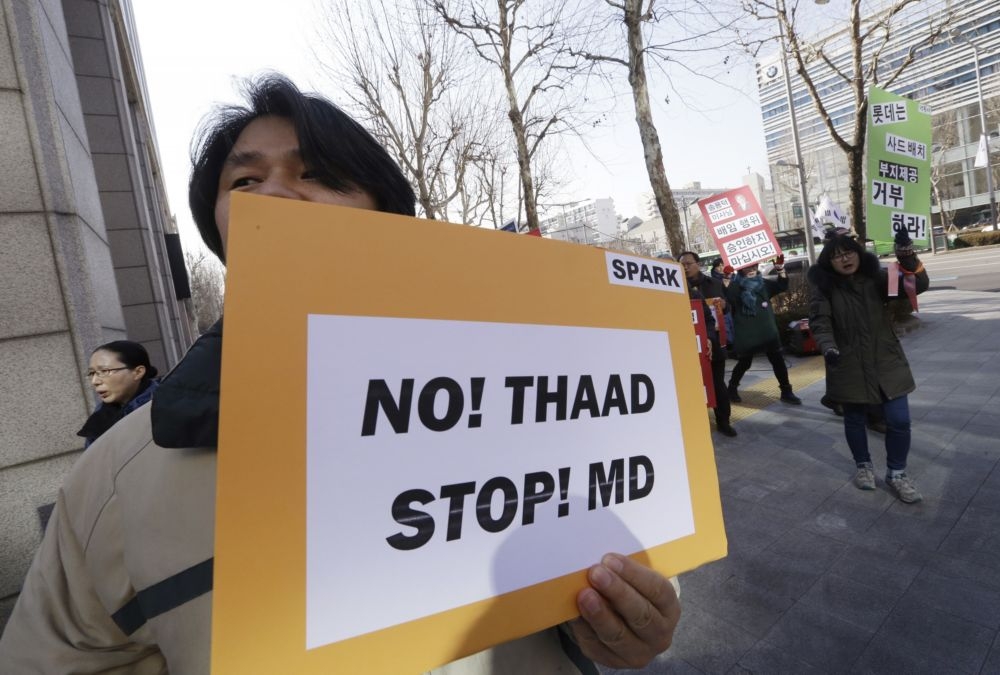 南韓人民舉牌反對THAAD。（湯森路透）

