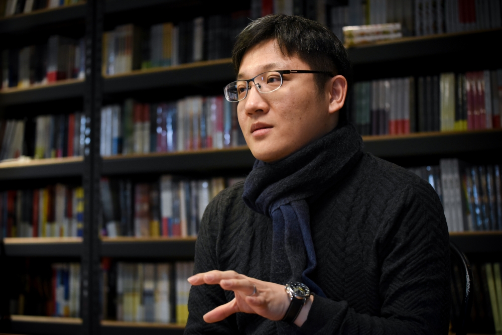 「我心中經典作品是鍾曉陽《遺恨傳奇》，講香港家族小說，有點歌德味，目前正在推外譯版權。」（攝影：葉信菉）