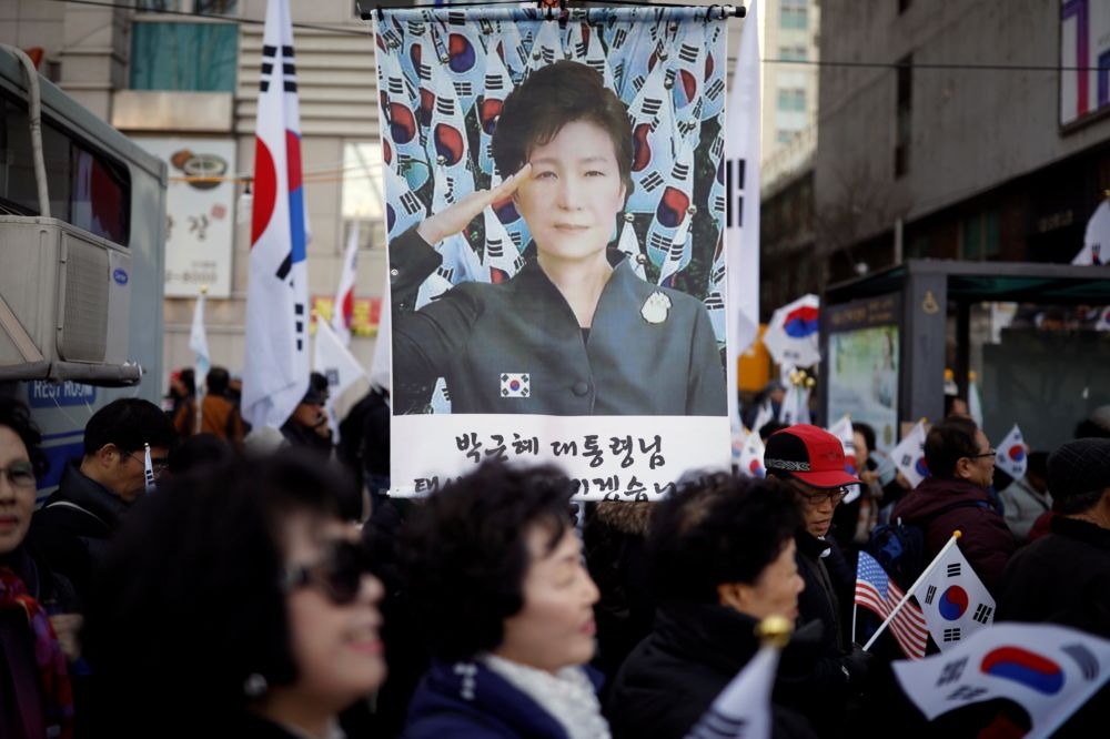 朴槿惠支持者9日上街聲援。（湯森路透）