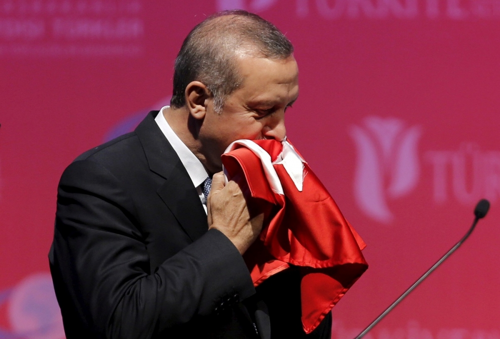 土耳其總統艾爾多安親吻土耳其國旗。（湯森路透）