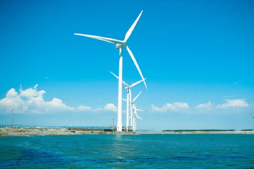 經濟部能源局規劃2030年推800架離岸風電，不少委員憂心衝擊海岸保育等問題，使得審議速度緩慢，但蔡英文卻希望早日通過，讓內政部焦急頭大。（台電提供）