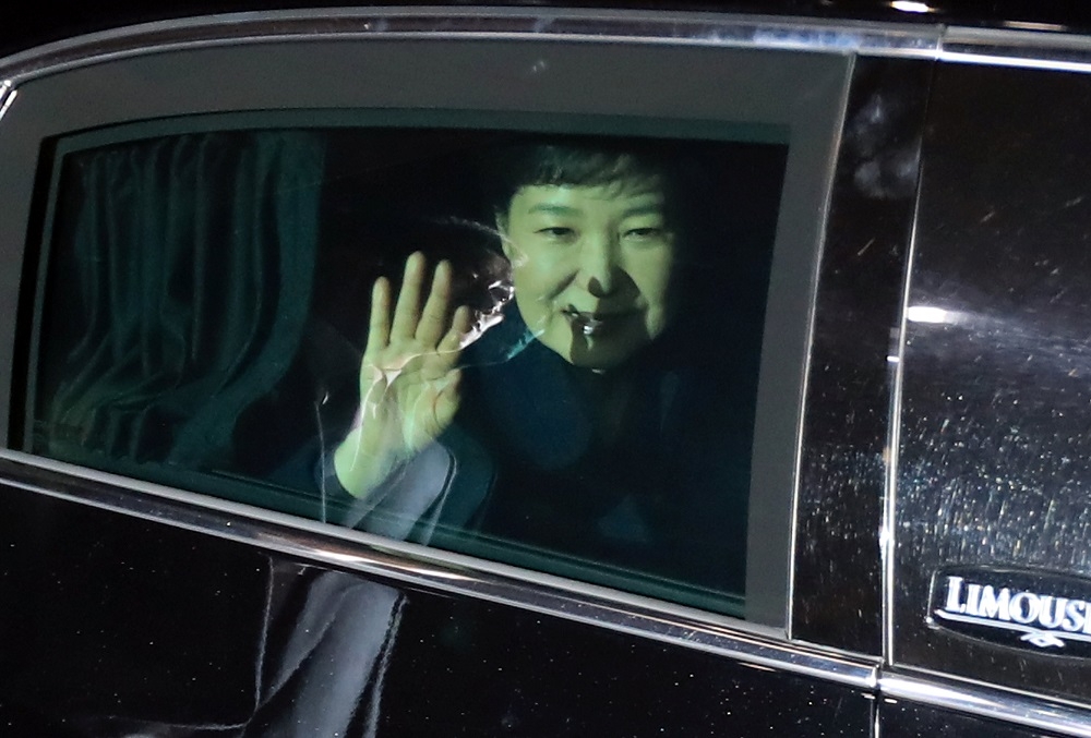 南韓前總統朴槿惠12日晚間搬離青瓦台，座車開到首爾三成洞的住宅後，她向支持者揮手致意。（湯森路透）