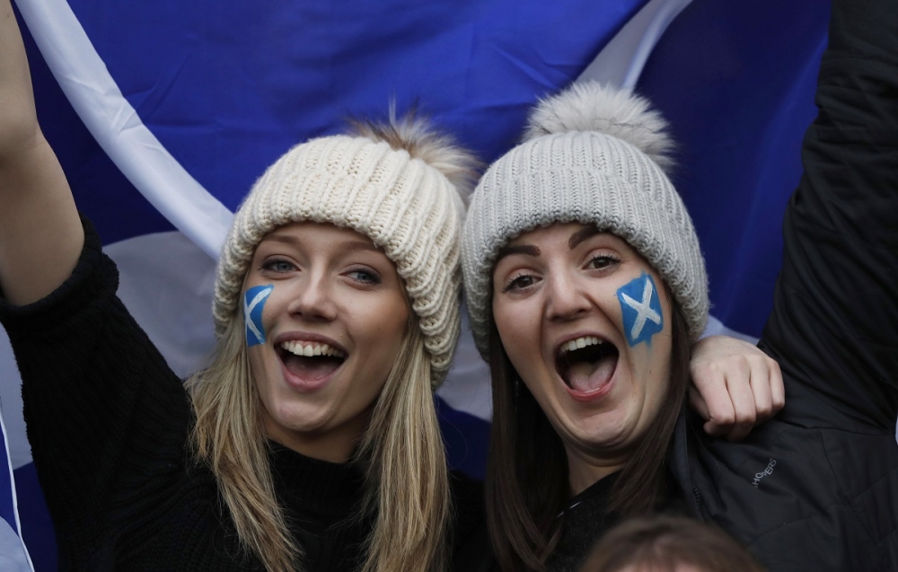 蘇格蘭球迷於六國錦標賽場邊慶祝。（湯森路透）