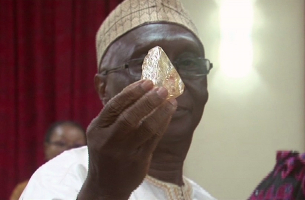 西非國家獅子山日前挖到706克拉的鑽石。（美聯社）
