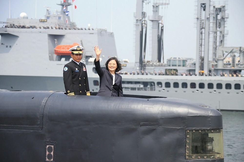 蔡英文總統21日首次登上海虎潛艦帆罩駕駛台，向出發敦睦遠航訓練支隊的磐石軍艦揮手歡送。（國防部提供）