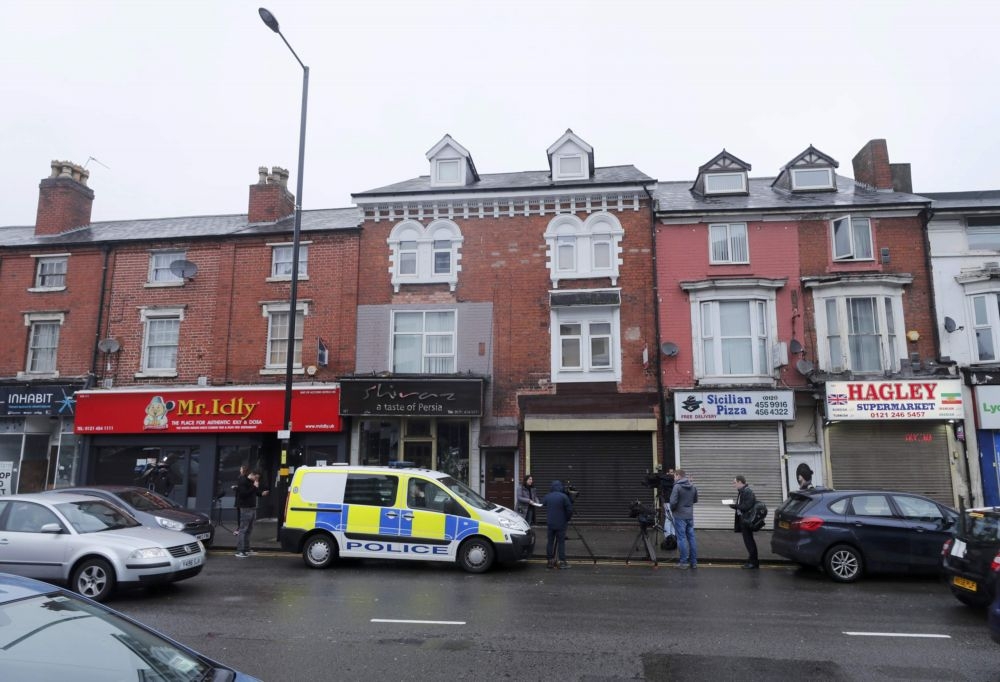 英國警方23日上午突擊嫌犯位於伯明罕的住處。（湯森路透）