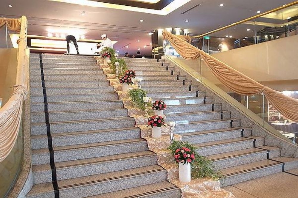 晶華酒店一再發生名人摔下樓梯受傷或死亡，台北市政府都市發展局24日發函要求必須在加裝改善措施前暫時封梯。（翻攝自林智群律師臉書）