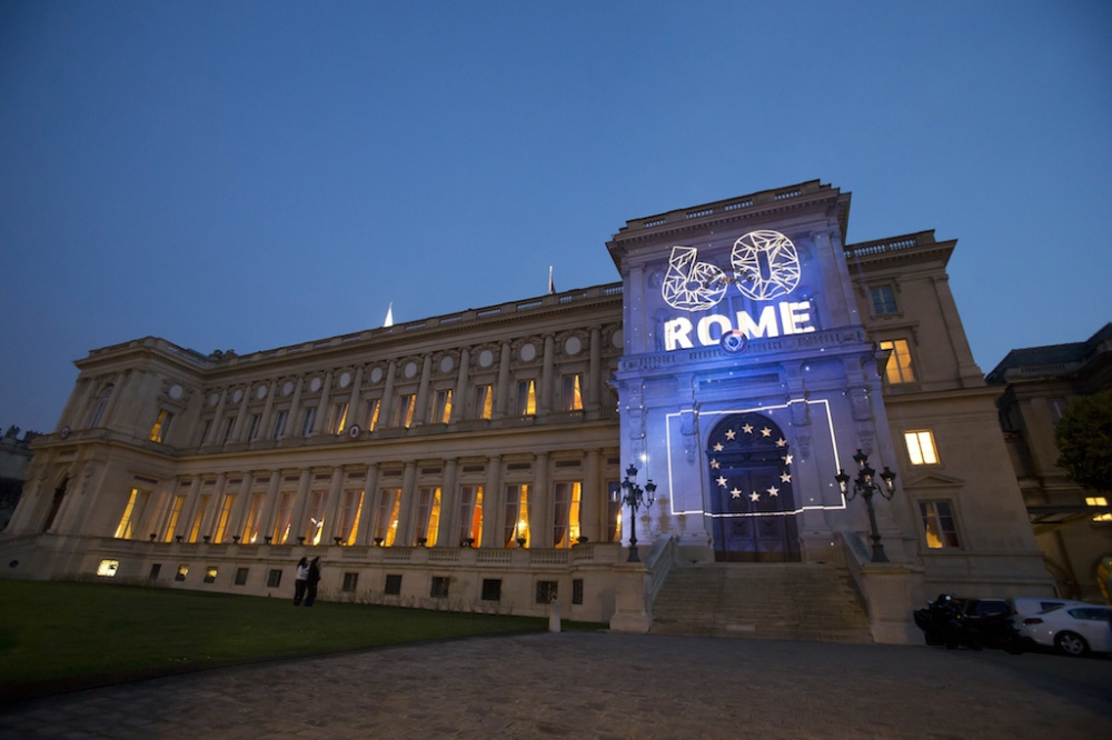 法國外交部建築外牆以燈光打上羅馬（Rome）字樣，慶祝建立歐盟的《羅馬條約》簽署60週年。（美聯社）