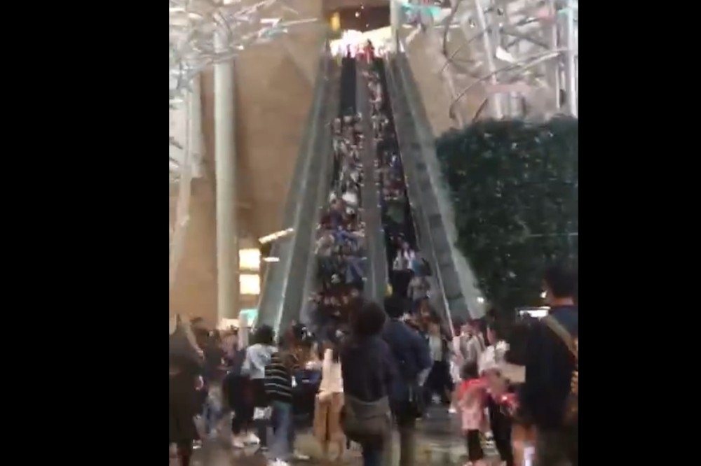香港旺角朗豪坊，有一條連接4樓至8樓號稱全港最長電梯，25日下午4點左右突然由上行轉成下行，導致乘客措手不及紛紛跌落，造成14女、4男共18人滾下相互堆疊受傷。（翻攝自weibo）