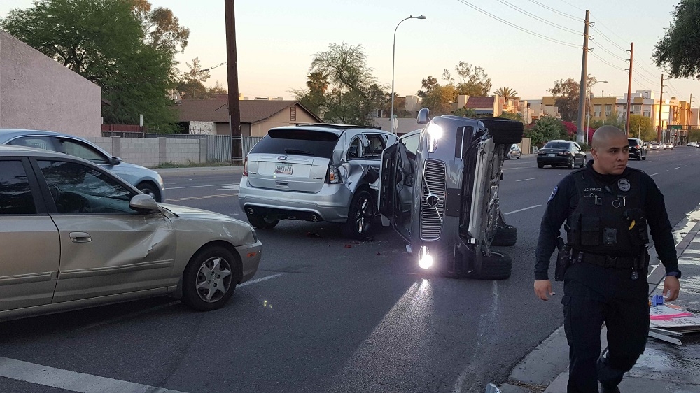 美國時間24日在在亞利桑那州（Arizona）的坦佩市（Tempe），一輛採UBER自動駕駛的車輛發生翻車意外。（湯森路透）