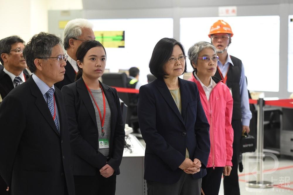 蔡總統27日率部會首長至林口發電廠視察台電正在進行擴建的發電廠。（攝影：葉信菉）