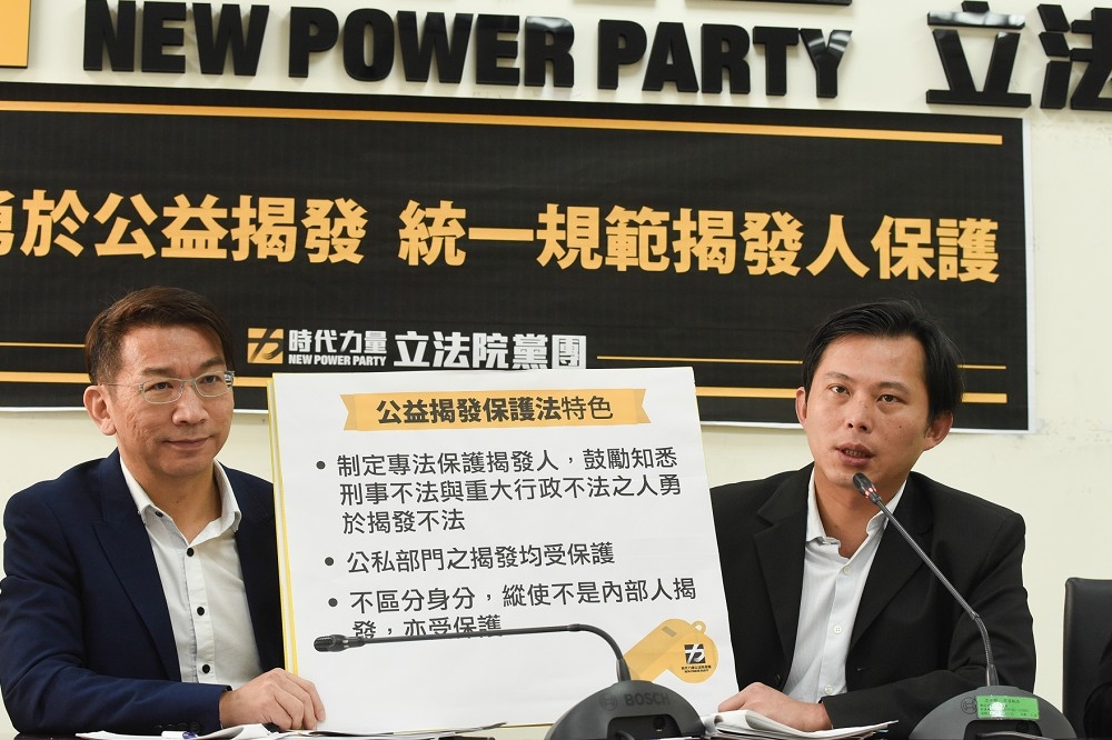 時代力量立委徐永明（左）與黃國昌，今（28日）提《公益揭發保護法》草案，希望能透過專法，來保護弊案揭發人。（攝影：葉信菉）