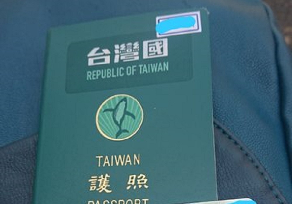 中國媒體環球網拍到台女持貼有「台灣國」貼紙的中華民國護照順利入境日本。（翻攝自環球網）