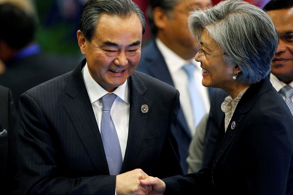 中國外長王毅（左）對南韓外長康京和（右）表示，南韓在北韓飛彈試射後，緊急布署薩德發射台，等於是在「雙邊關係改善勢頭潑了冷水」。（湯森路透）
