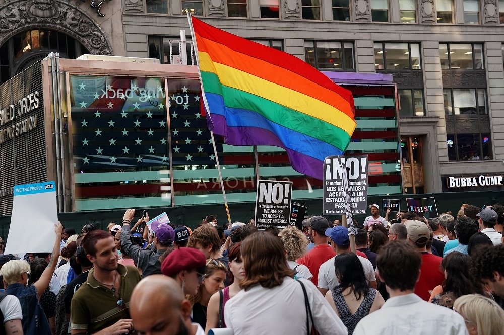 反對川普跨性別從軍禁令的民眾7月於紐約市舉行示威。（湯森路透）