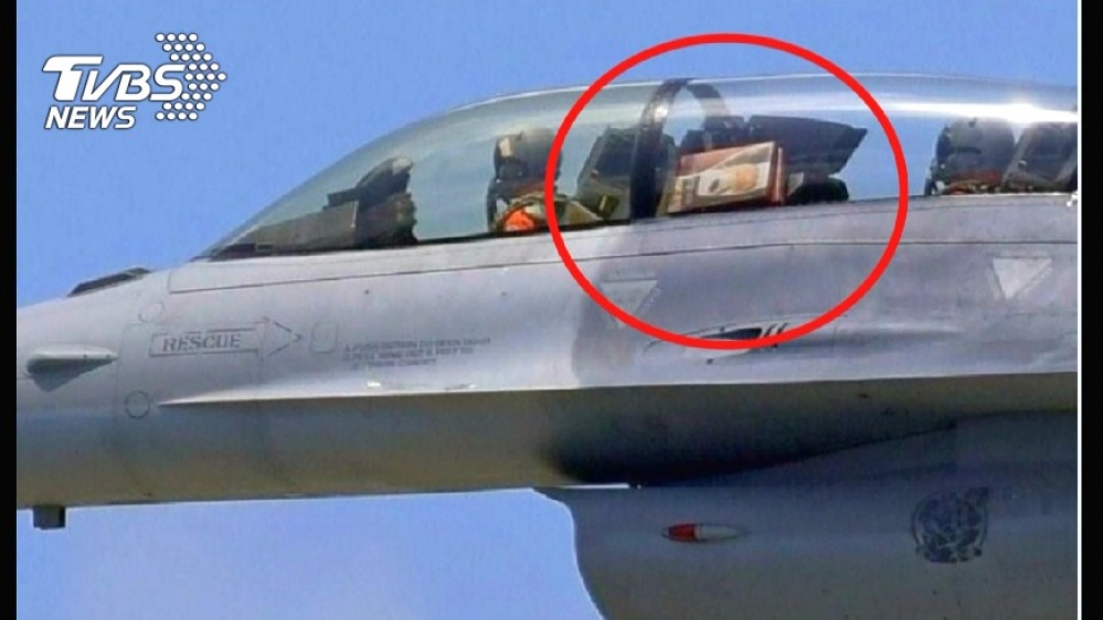 最近網路瘋傳一張照片，一架空軍F-16B雙座戰機，被航迷拍到後側教官艙，竟出現兩盒花蓮名產曾記麻糬在戰機機艙上。（圖片取自TVBS新聞台）
