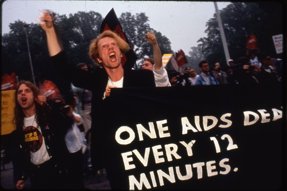 1980年代愛滋風暴席捲美國，迫切要求政府看見的抗議群眾。（Gagaoolala提供）