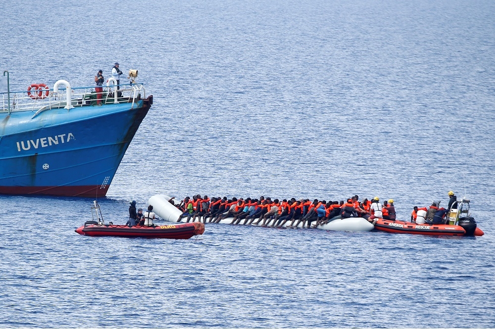 德國一NGO在利比亞海岸救援難民。（湯森路透）