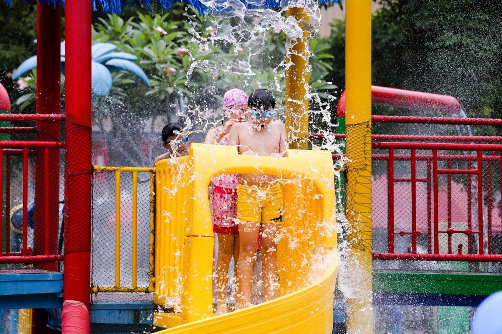 台灣近日連日高溫，許多孩童紛紛戲水避暑。（攝影：陳育陞）