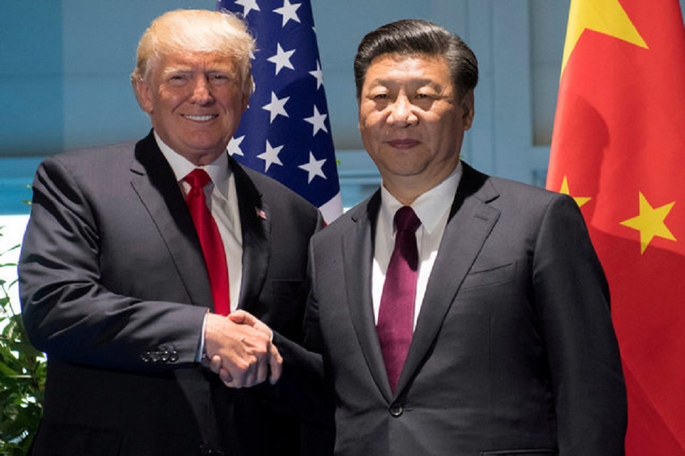 中國國家主席習近平（右）12日與美國總統川普（左）通話，談及朝鮮半島局勢時，呼籲北韓與美國雙方克制。（湯森路透）