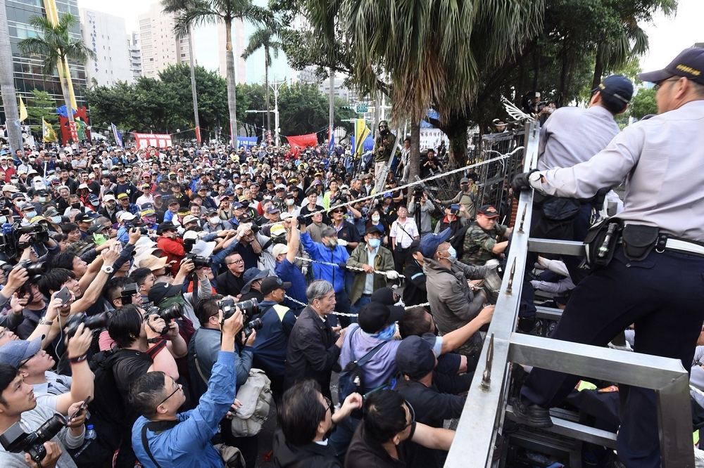 民進黨因為「年改案」傷筋挫骨，台灣公務員難道有在民進黨遭批判的同時回復自許的高尚形象？（攝影：李坤翰）