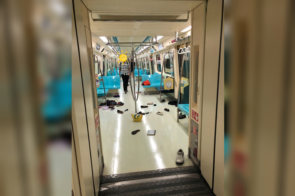 捷運淡水信義線列車行經大安站時發現車廂內疑有老鼠，造成乘客驚慌，700人受到影響，並造成2人輕傷。（圖片取自PTT）