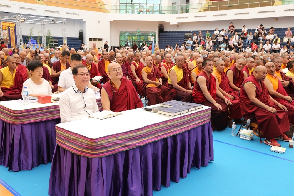 前排-廣嚴閣滇津多傑喇嘛（右）和 吳芳銘副縣長（左）一同與眾人為台灣和世界祈福（攝影: 王偉雄）