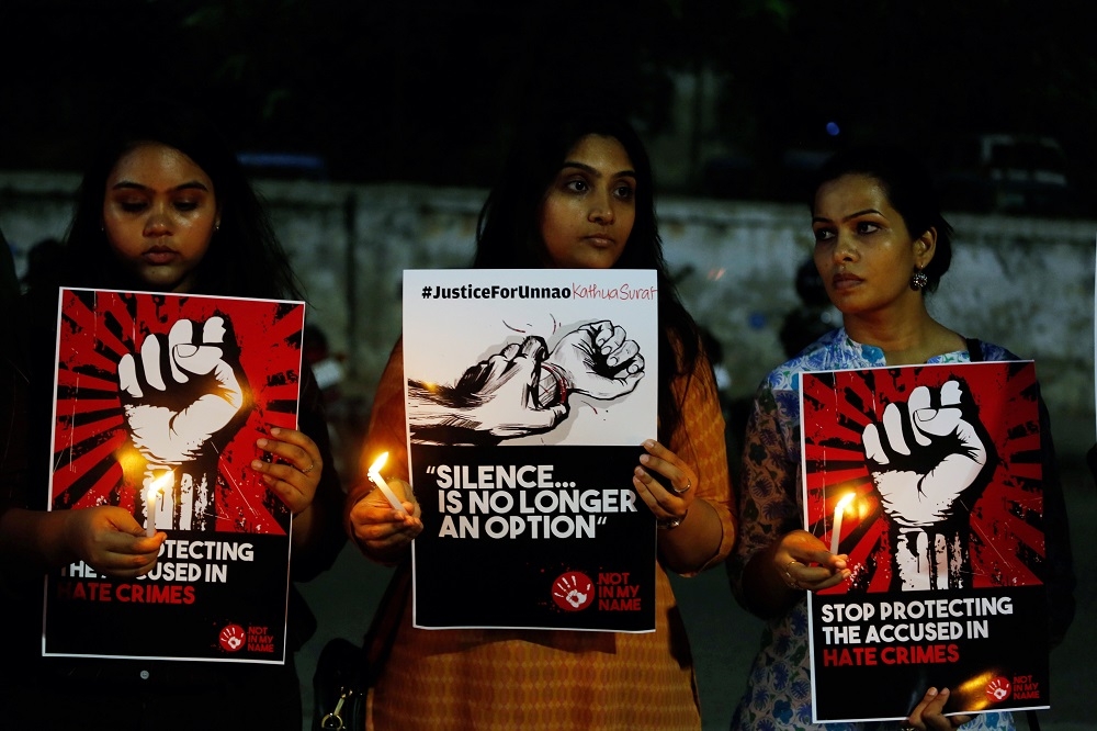 印度女性遭性侵的事件層出不窮，引發民眾上街抗議不容再包庇性侵犯。（美聯社）