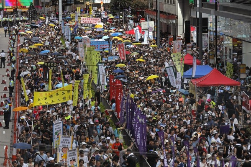 每年的香港七一遊行，都需要一個主題。參與其間，就會在每個攤位中看到香港社運界的每一個面相。他們每年都會透過這樣的活動募款，對於社運團體來說，會是一個有效的補給來源。這也是為何香港社運力量重視七一遊行的原因。（美聯社）