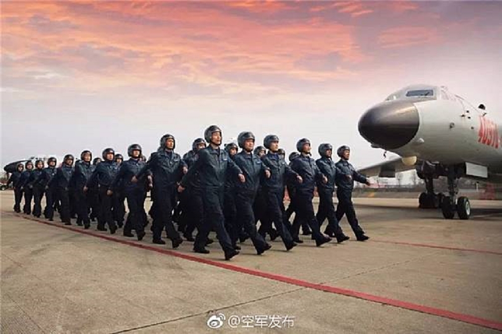 中國空軍發佈《神威與戰神相約》軍力宣傳片台語版，稱「強軍是強國的標配」。（取自中國空軍官方微博）
