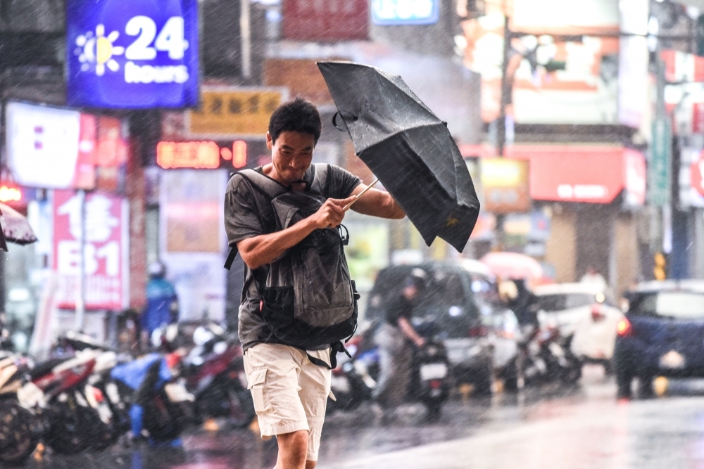 今年第20號颱風「卡努」12日晚間形成，氣象局預警，12、13日兩天雨勢比更劇烈，提醒民眾外出攜帶雨具東半部注意豪雨以上等級降雨。（攝影：葉信菉）