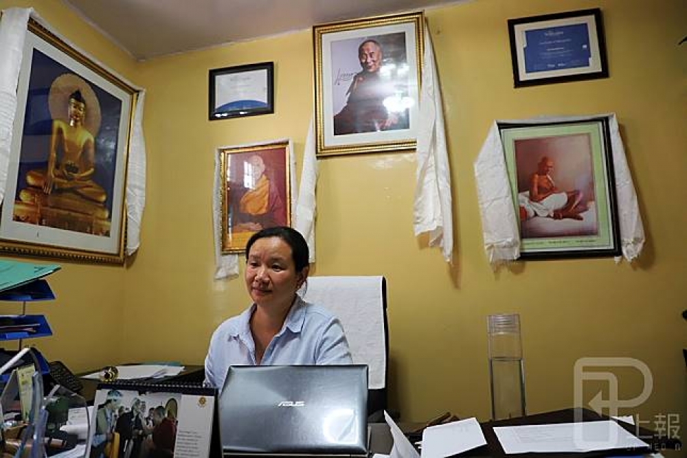 達蘭薩拉的藏人社區近來面臨基本生活條件難以提升、社區成長停滯等問題，對此LHA慈善基金伸出援手，讓藏人社區得以存續；圖為LHA主任Dorji Kyi。（攝影：羅佳蓉）