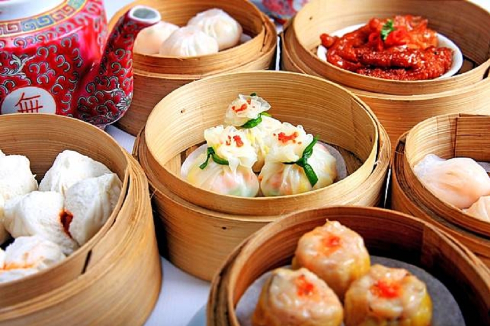道地港式點心、九記牛腩、雲吞麵，「香港」豐富的食物選擇令人驚艷。（圖片由Booking.com提供）