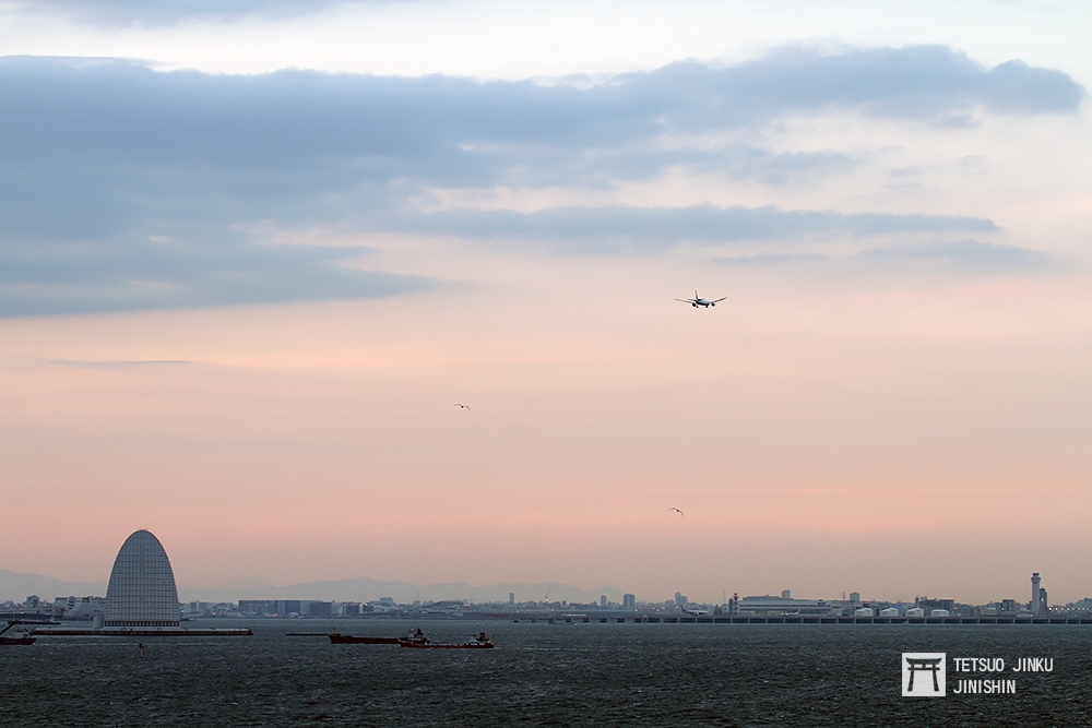 「海螢」不但可以欣賞東京灣夕陽，還可以看到準備降落羽田的客機，照片左側就是風之塔。（攝影：陳威臣）