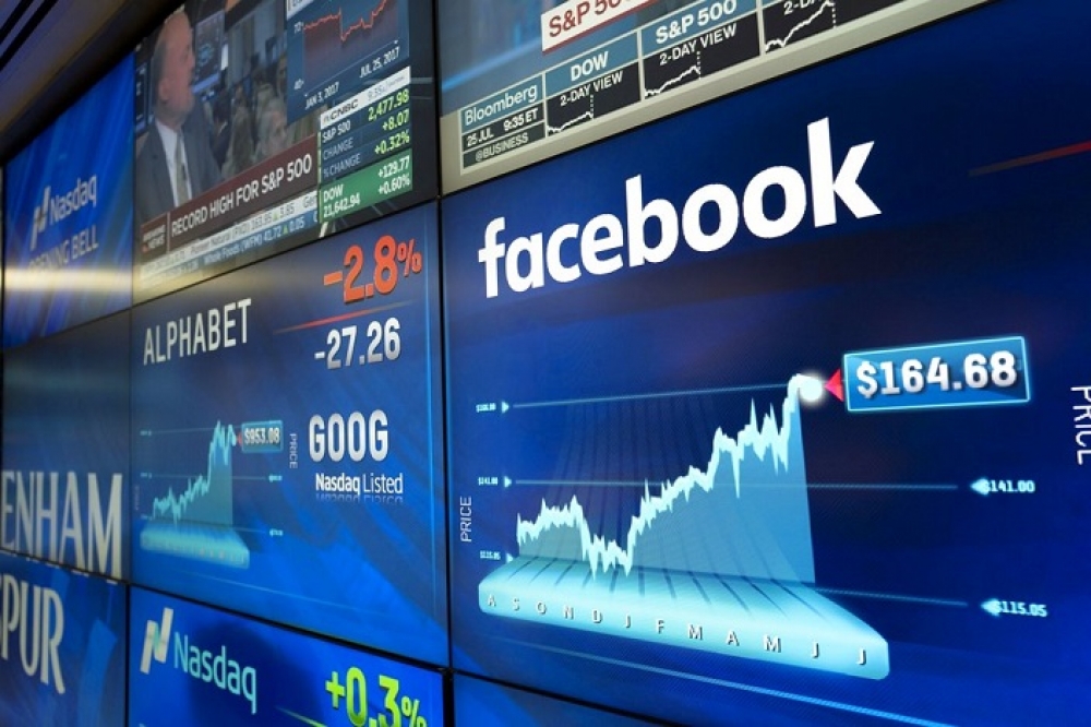 紐約那斯達克大樓（Nasdaq MarketSite）的電視牆顯示臉書的股價資訊。（美聯社）