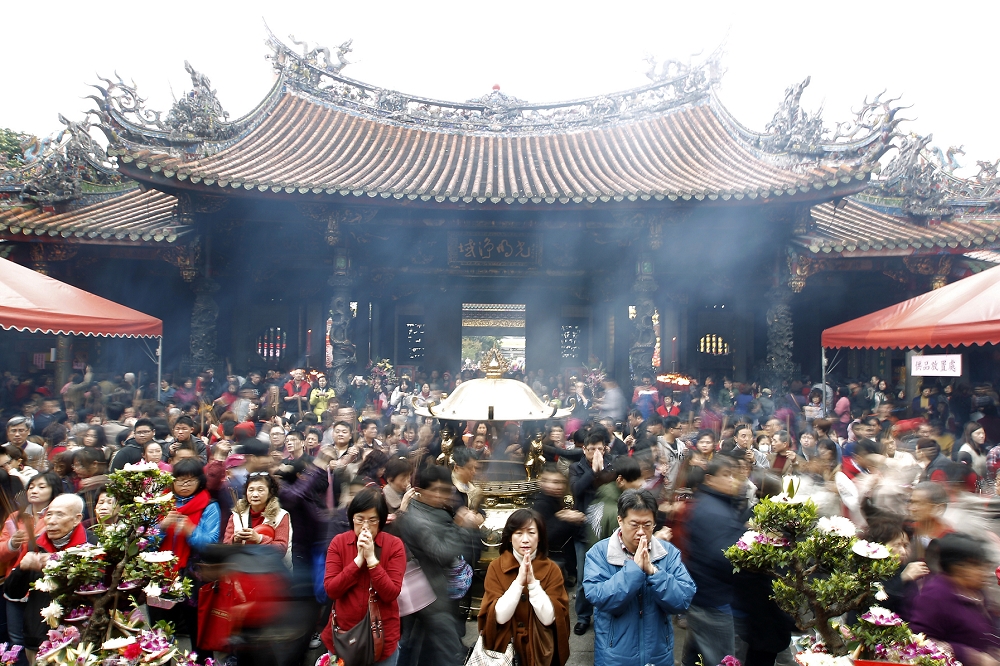 台灣廟宇林立，抽籤問運已為其中長年民俗傳統。（湯森路透）